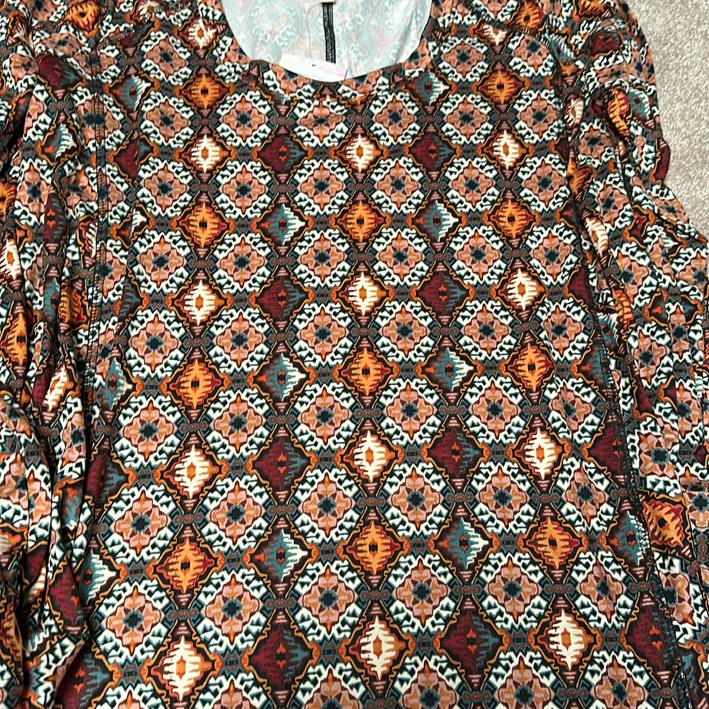 NWT L Paisley Raye long sleeve super soft thumbhole shirt